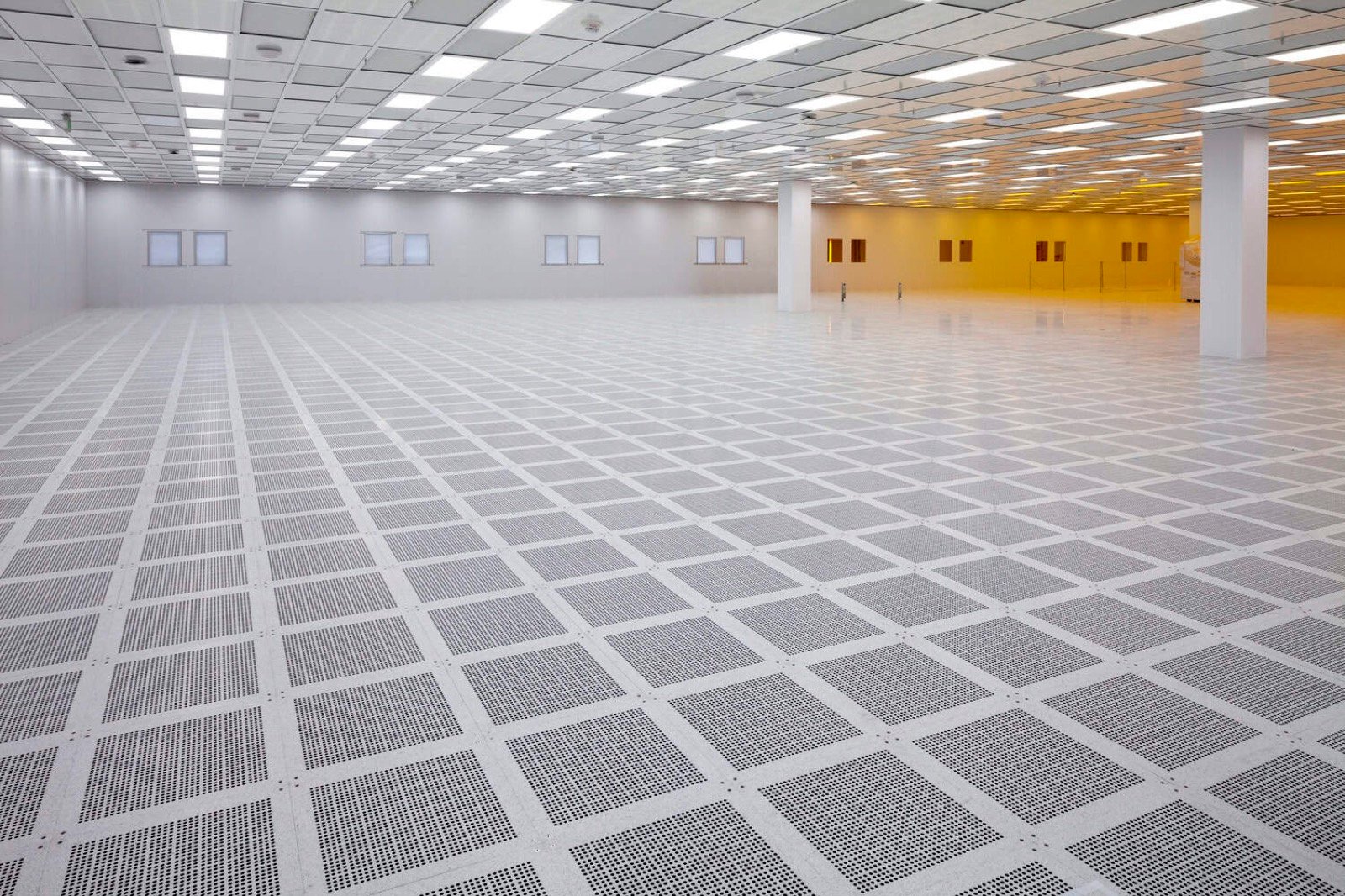 Sala limpia vacía dentro de una instalación industrial de Broadcom en Fort Collins