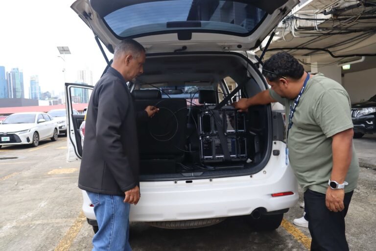 Técnicos de ASEP preparan un sistema portátil para medir redes móviles