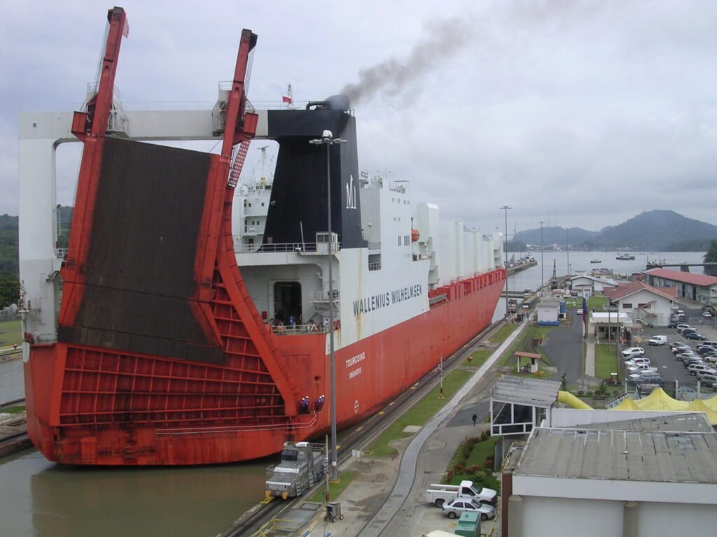 Buque navegando por el Canal de Panamá.
