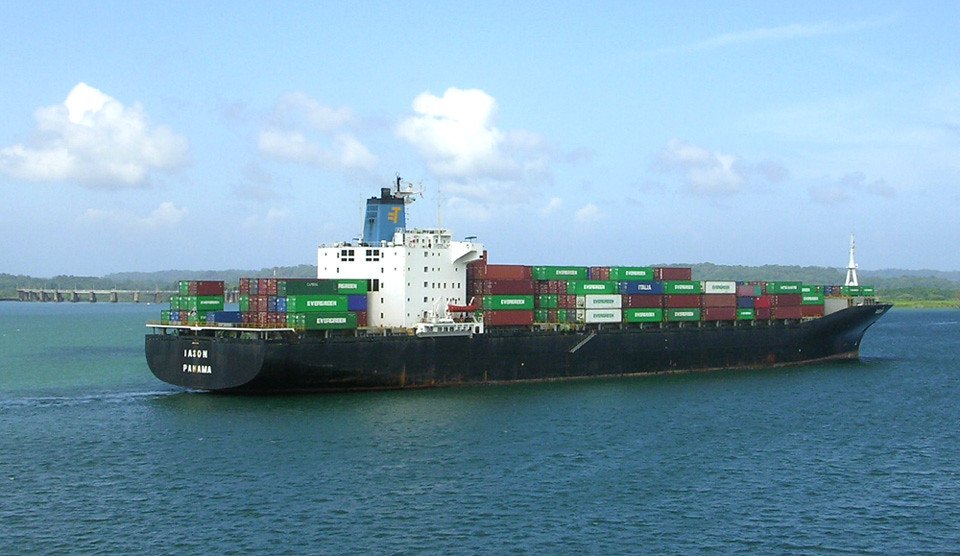 Buque portacontenedores navega por el Canal de Panamá