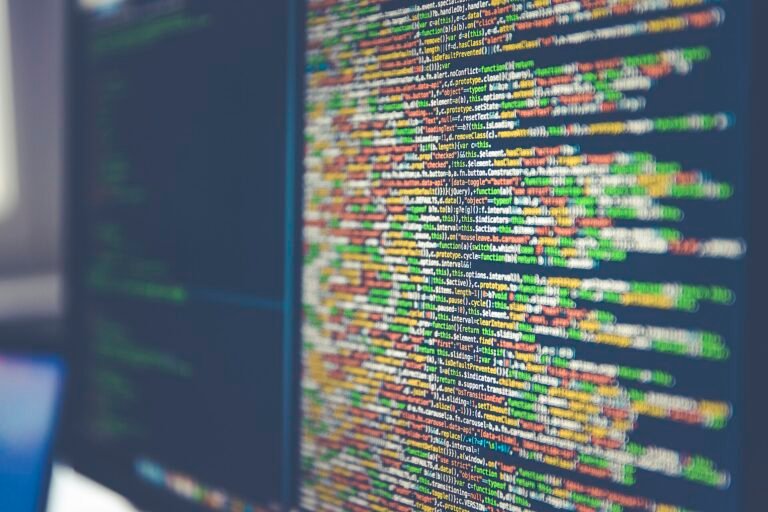 Código de software mostrado en la pantalla de una computadora