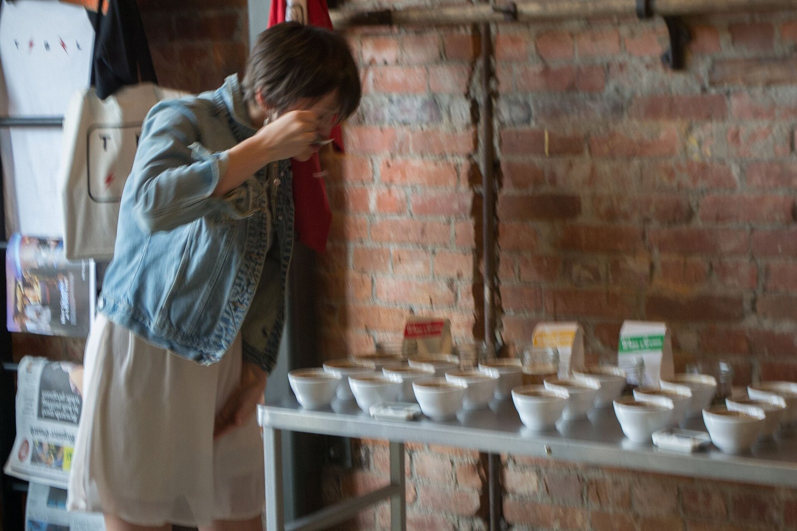 Tazas dispuestas para una sesión de cata de café