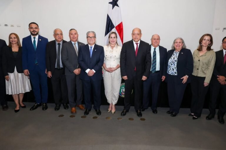 Crispiano Adames pone la salud en el centro del debate legislativo y exige blindar su financiamiento - Panamá y Centroamérica