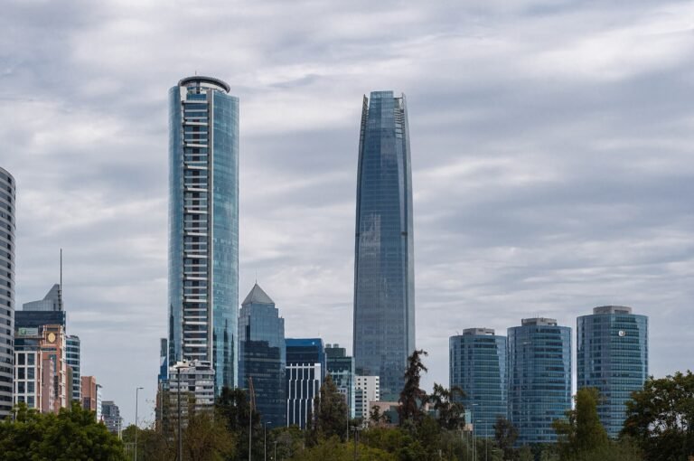 Edificios del distrito financiero de Santiago de Chile bajo un cielo nublado