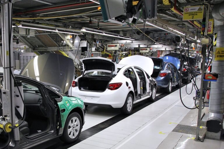 Línea de ensamblaje de automóviles en una planta industrial
