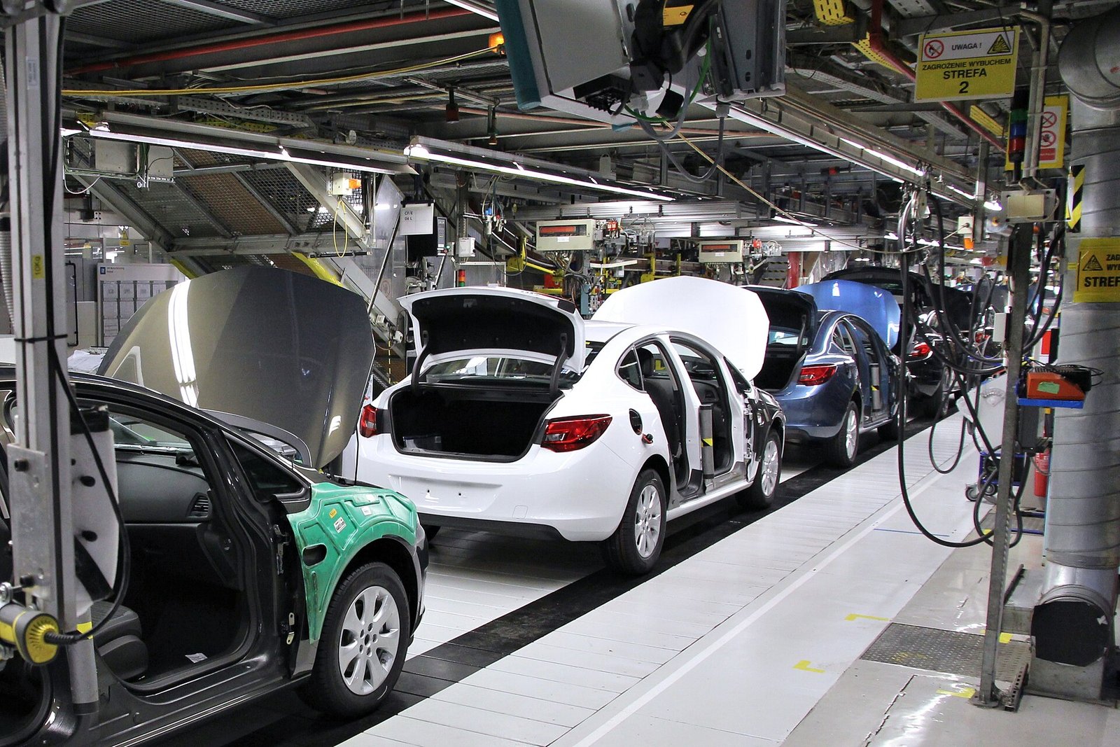 Línea de ensamblaje de automóviles en una planta industrial