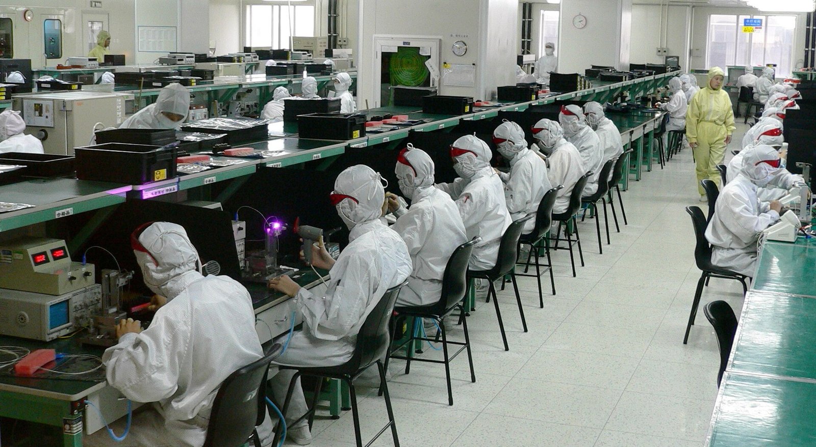 Trabajadores en una fábrica de productos electrónicos