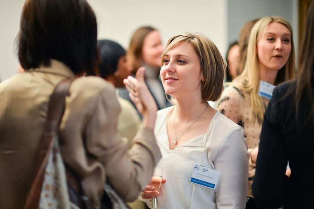 Mujeres conversan durante un encuentro para emprendedoras