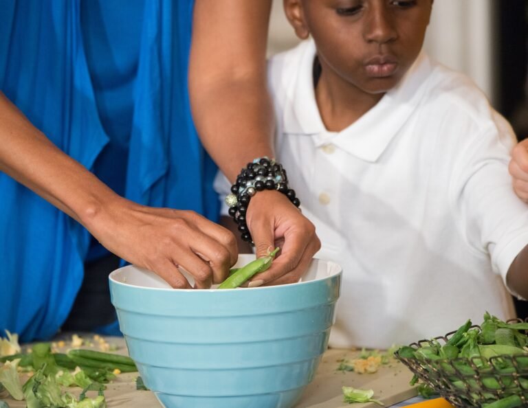 Estudiante participa en una actividad educativa con vegetales frescos