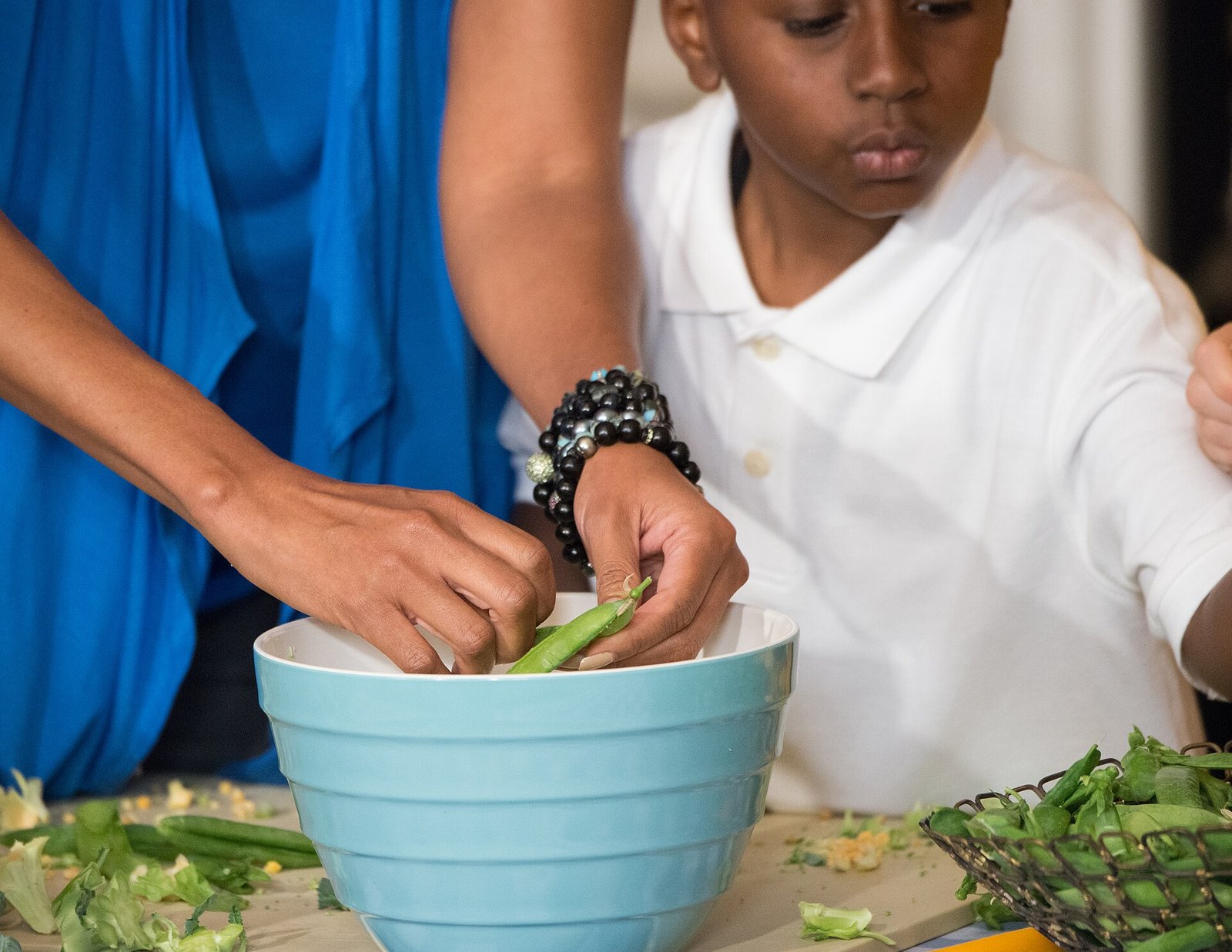Estudiante participa en una actividad educativa con vegetales frescos