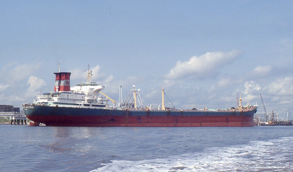 Buque petrolero navegando por el Canal de Navegación de Houston.