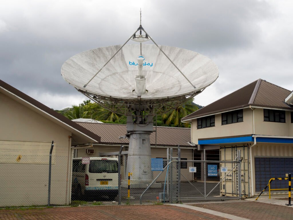 Antena satelital utilizada para comunicaciones en Rarotonga