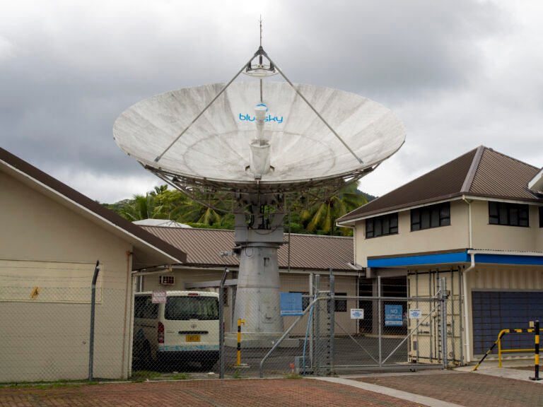 Antena satelital utilizada para comunicaciones en Rarotonga