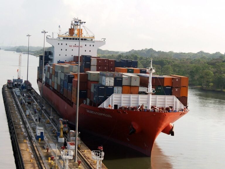 Un buque portacontenedores de gran tamaño navegando a través de las esclusas del Canal de Panamá.