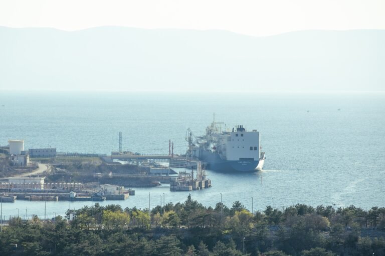 Buque petrolero navega cerca de una terminal marítima
