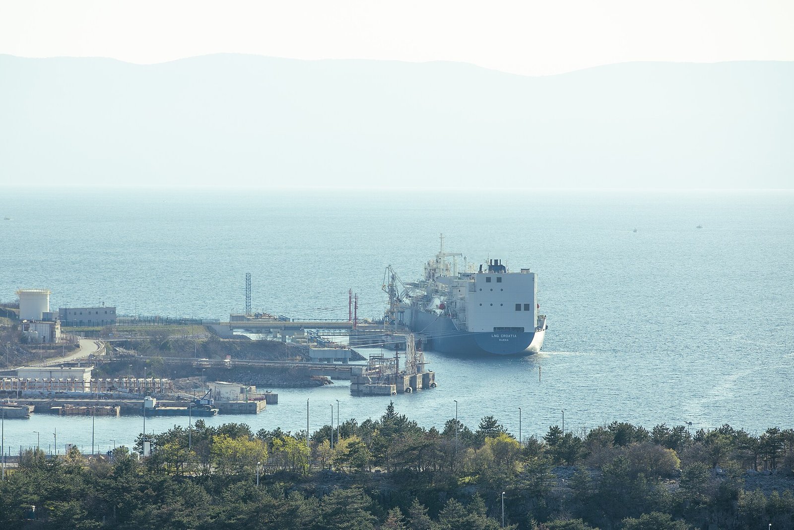 Buque petrolero navega cerca de una terminal marítima