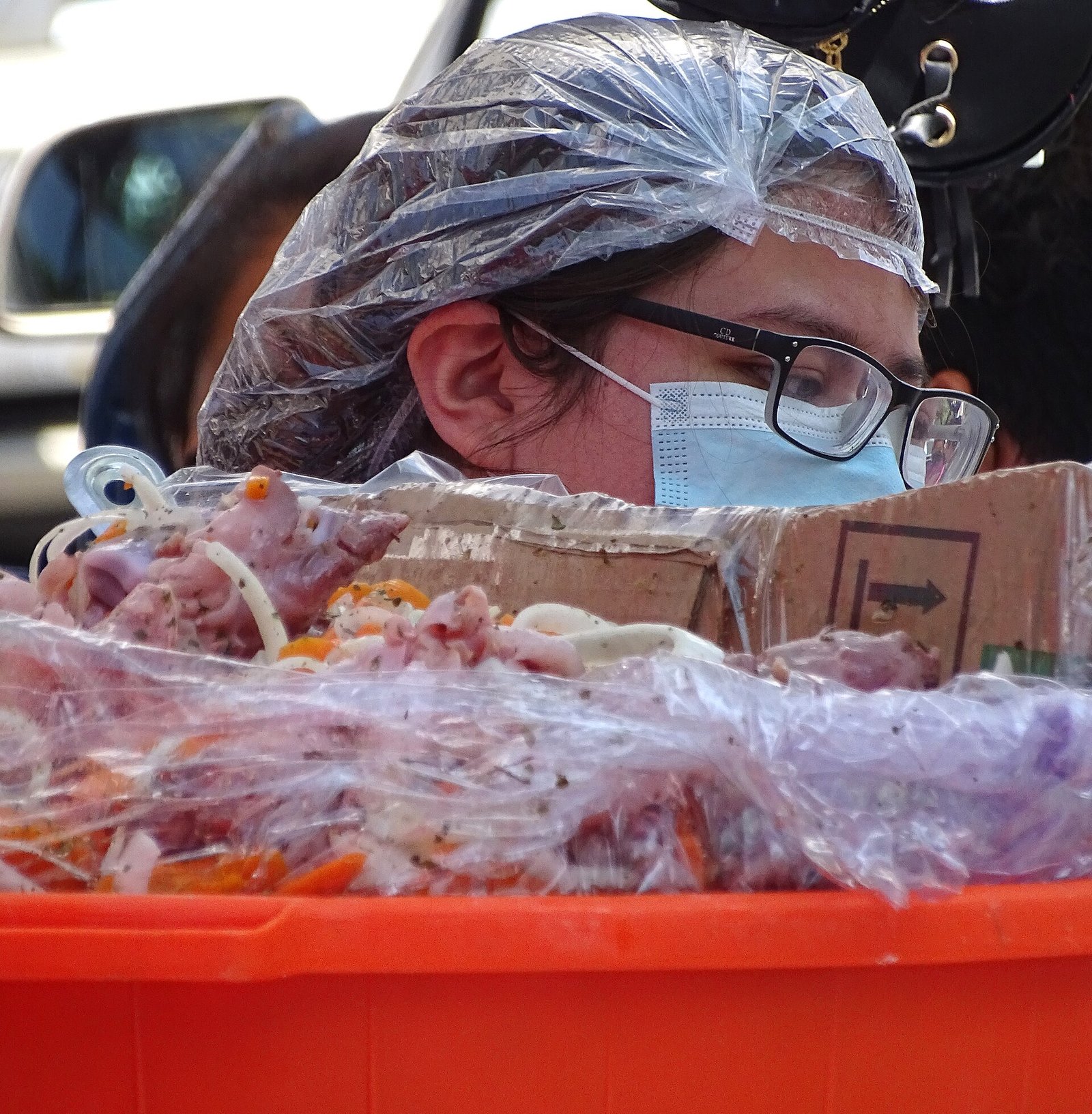Comerciante atiende un puesto en un mercado de Ciudad de México