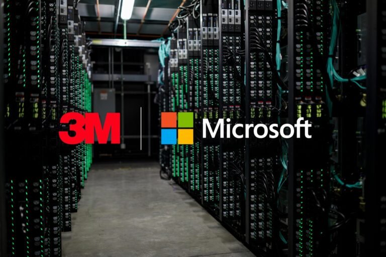 Logotipos de 3M y Microsoft sobre servidores de un centro de datos