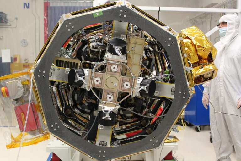 Equipo de comunicación láser preparado para una misión espacial