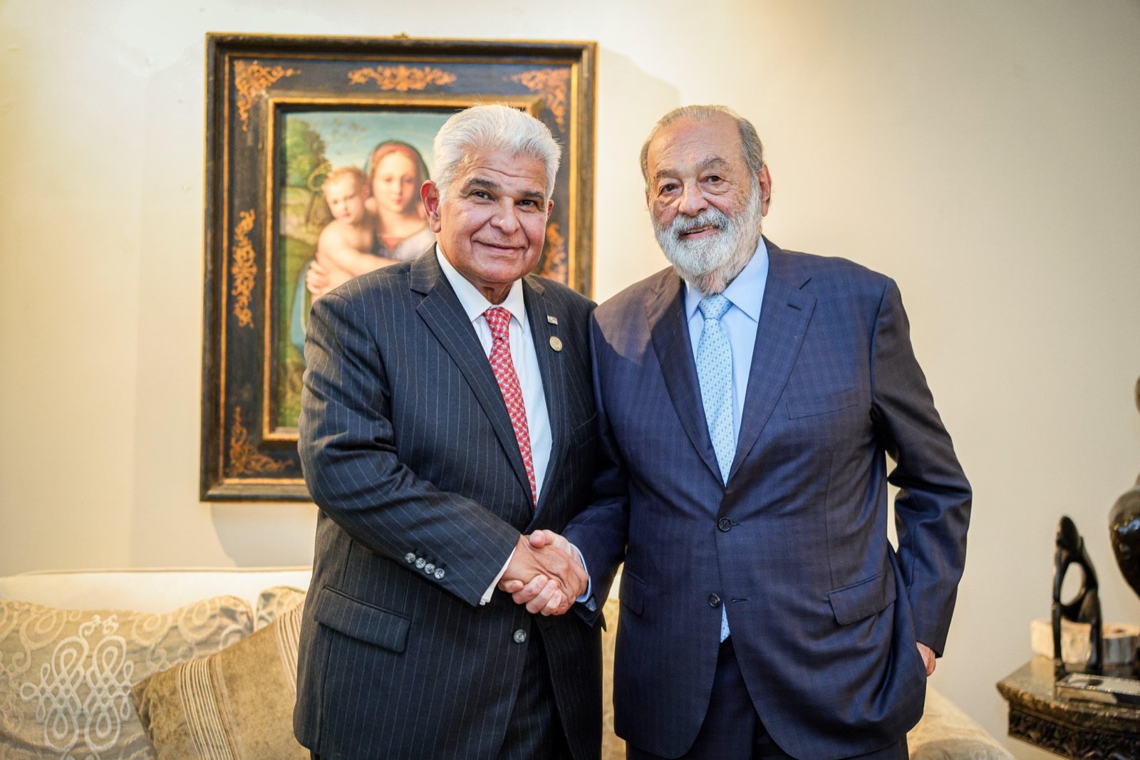 El presidente José Raúl Mulino estrecha la mano del empresario Carlos Slim en Ciudad de México