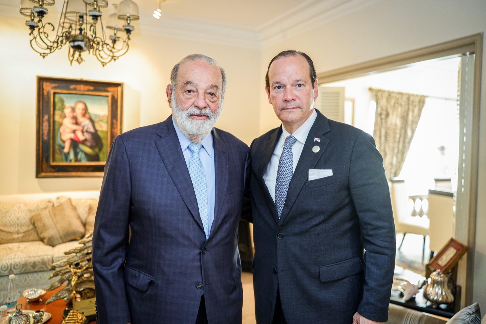Carlos Slim conversa con el canciller panameño Javier Martínez Acha durante una reunión en México