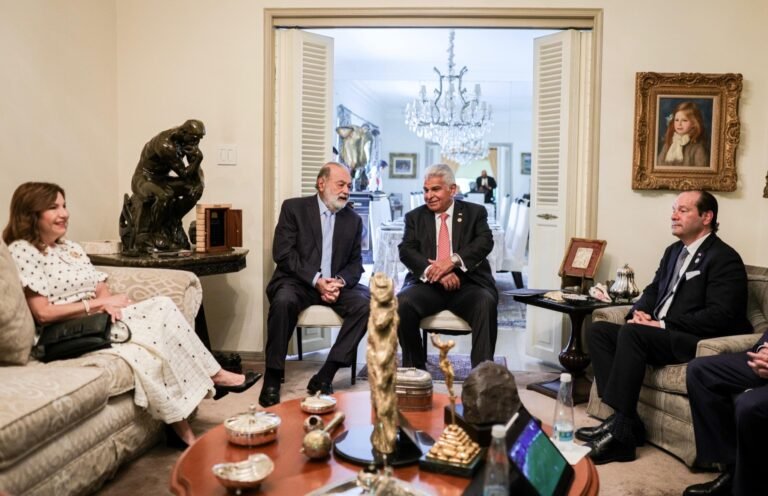 Carlos Slim y José Raúl Mulino conversan acompañados por Maricel Cohen de Mulino y Javier Martínez Acha