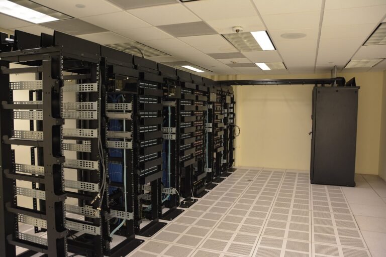 Filas de servidores instalados dentro de un centro de datos