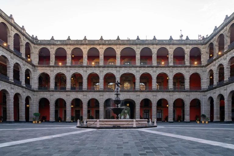 Patio central del Palacio Nacional de México, sede de la reunión entre José Raúl Mulino y Claudia Sheinbaum