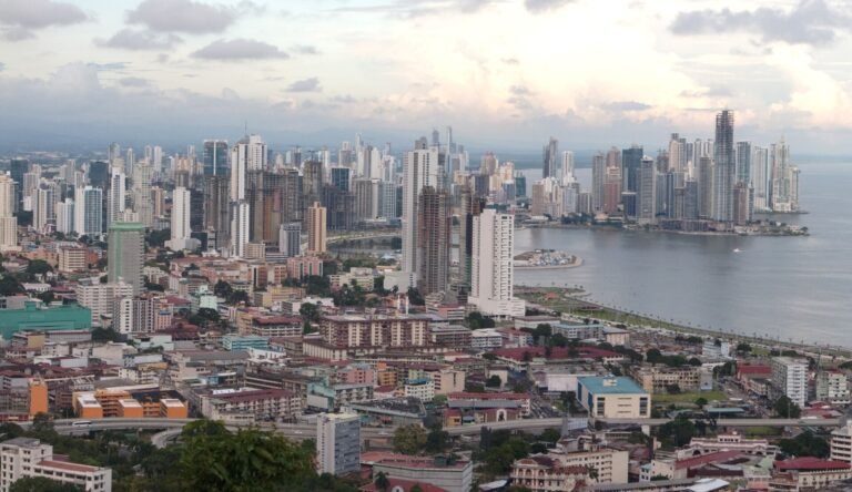 Vista de edificios residenciales y el perfil urbano de Ciudad de Panamá