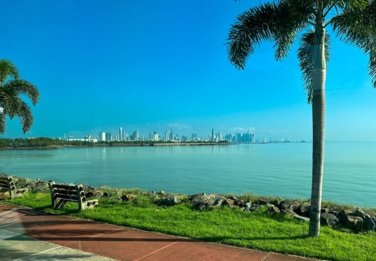 Vista del perfil urbano de Ciudad de Panamá desde la costa