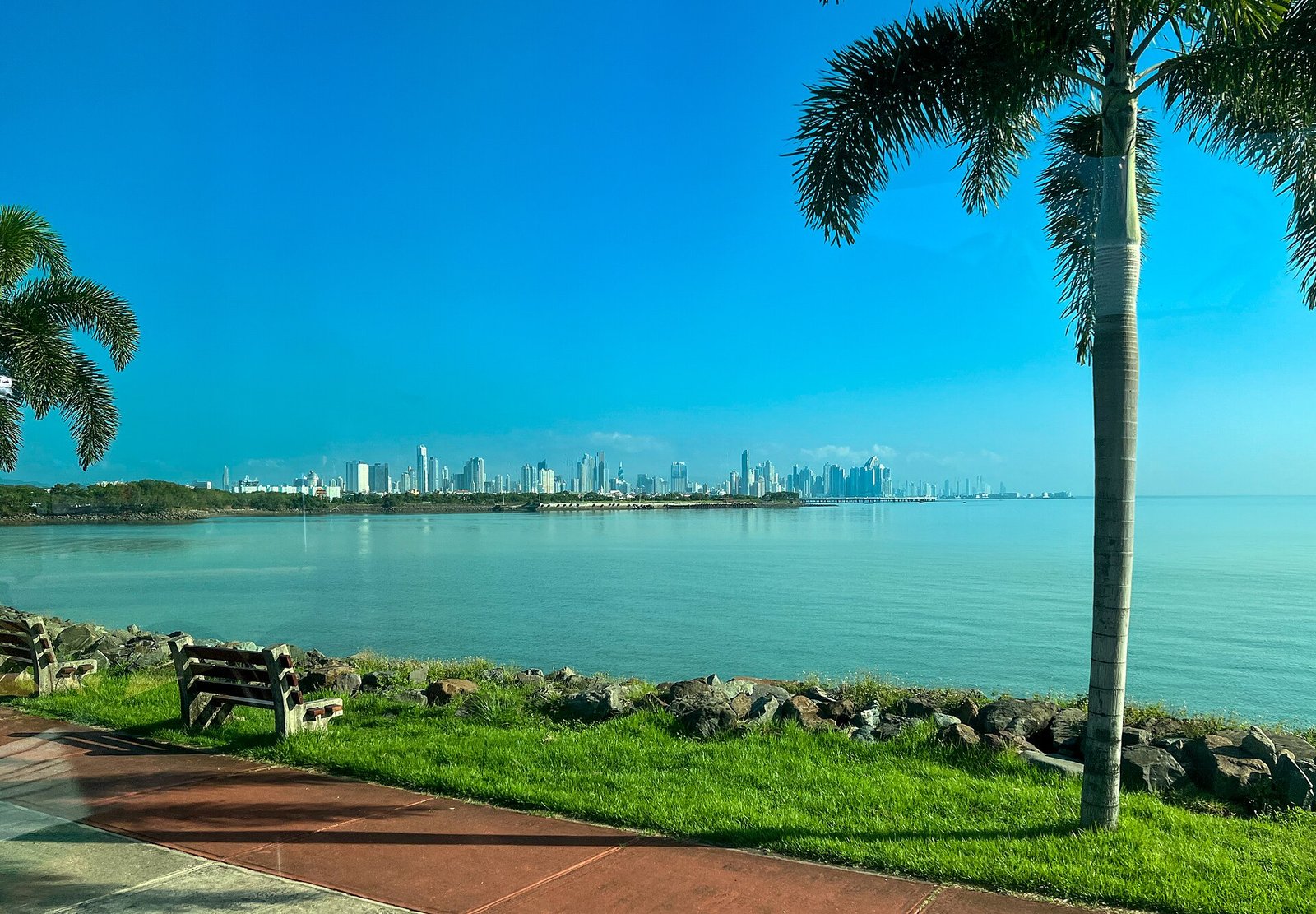 Vista del perfil urbano de Ciudad de Panamá desde la costa
