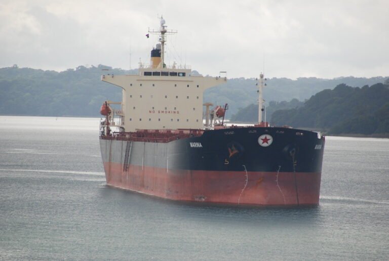 Buque tanquero navegando por el lago Gatún en Panamá