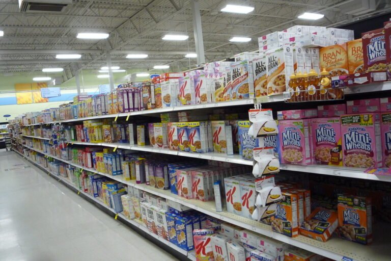 Pasillo de cereales y productos empacados en un supermercado