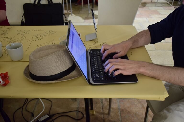 Participante trabaja con una computadora portátil durante un encuentro tecnológico