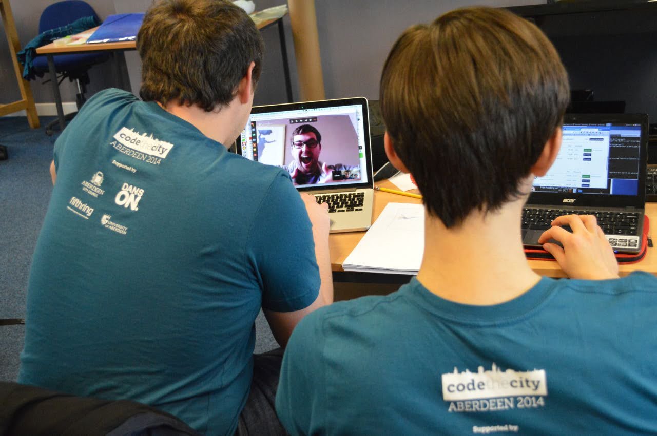 Equipo participa en una jornada colaborativa de programación