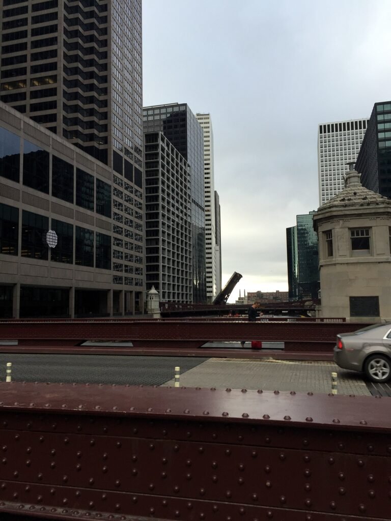 Edificio del CME Center junto al río Chicago