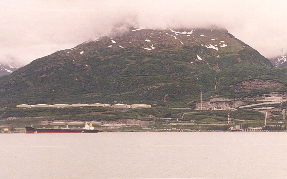 Terminal marítima y tanques del oleoducto Trans-Alaska en Valdez
