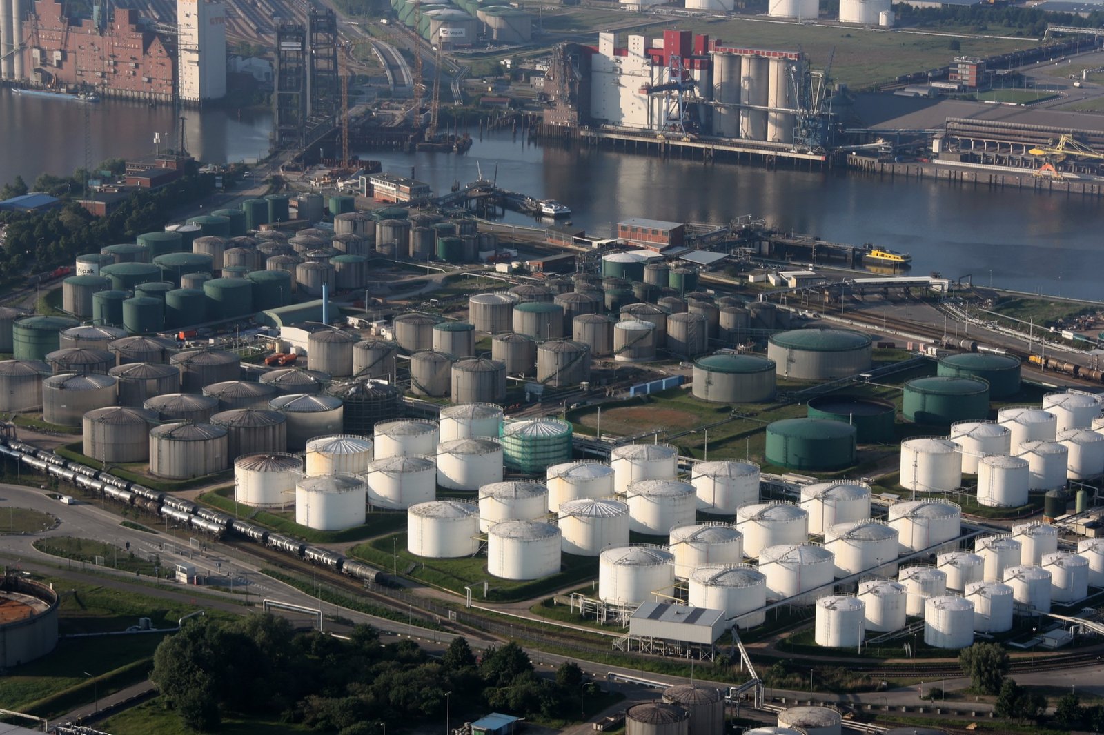 Vista aérea de tanques de almacenamiento en una terminal de hidrocarburos