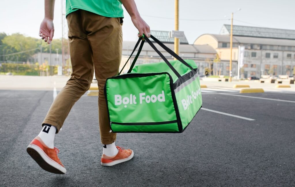 Repartidor camina con una bolsa térmica para entregas de comida