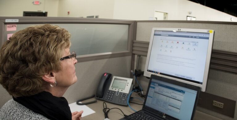 Trabajadora utiliza una computadora en una oficina de Estados Unidos
