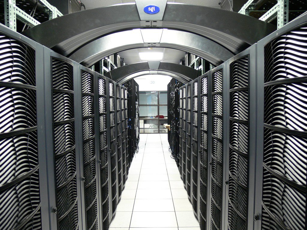 Pasillo central de un centro de datos con filas de servidores SGI a ambos lados