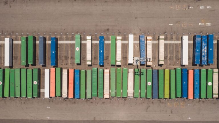 Vista aérea de filas de contenedores de carga en una terminal logística