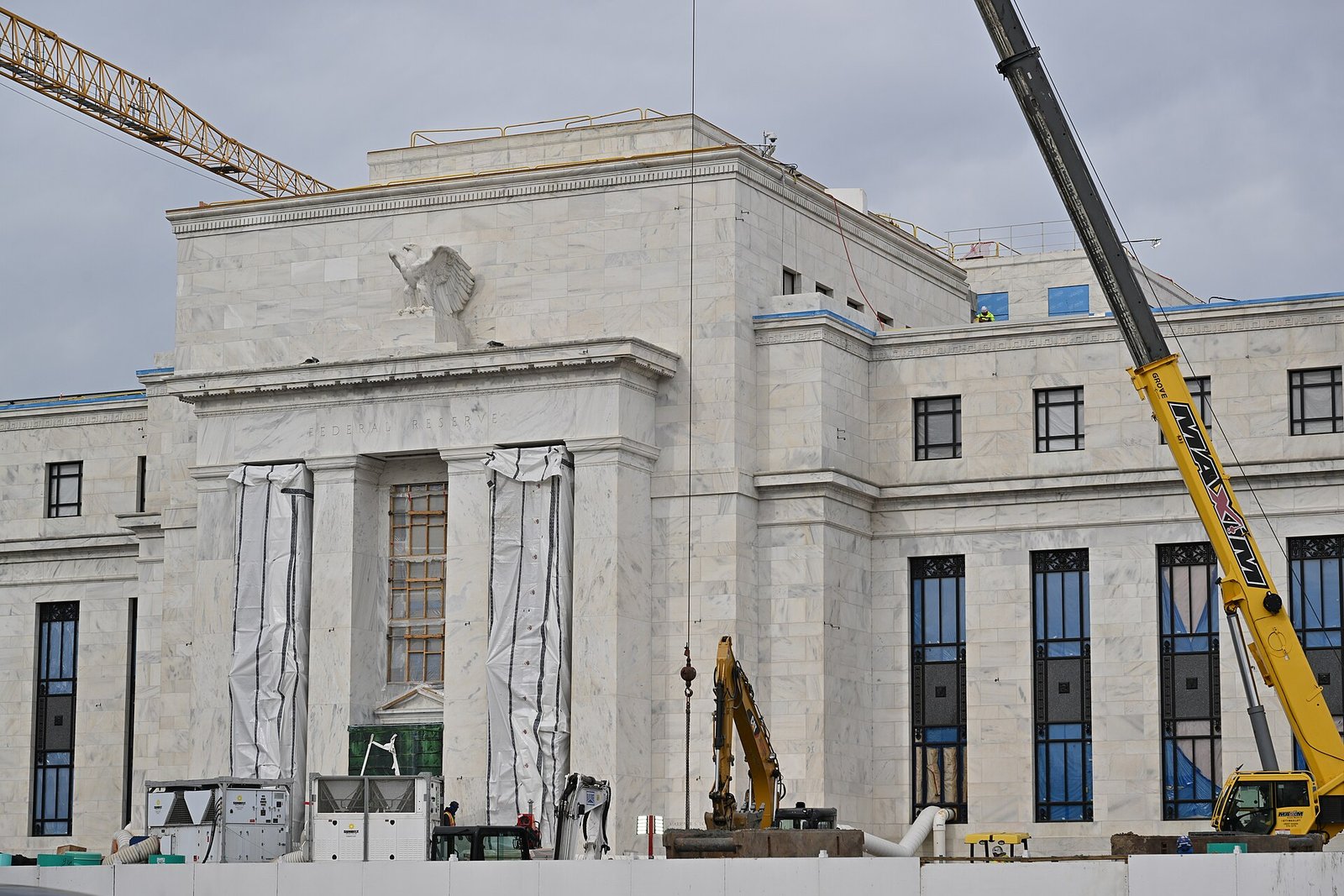 Edificio de la Reserva Federal en Washington D.C. durante trabajos de construcción con grúas visibles