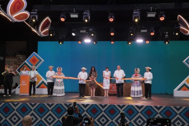 Autoridades realizan el corte de cinta de la Feria Nacional de Artesanías 2026
