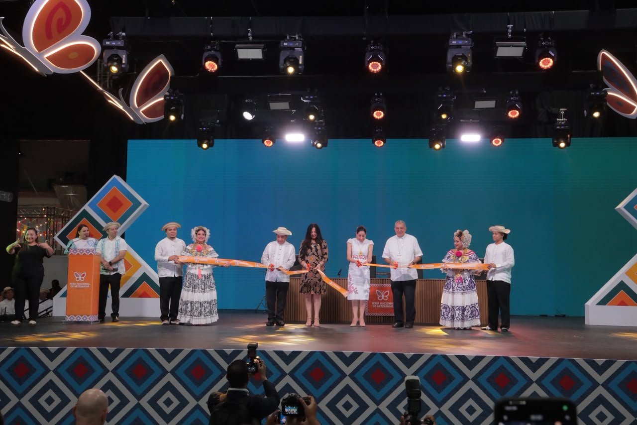 Autoridades realizan el corte de cinta de la Feria Nacional de Artesanías 2026