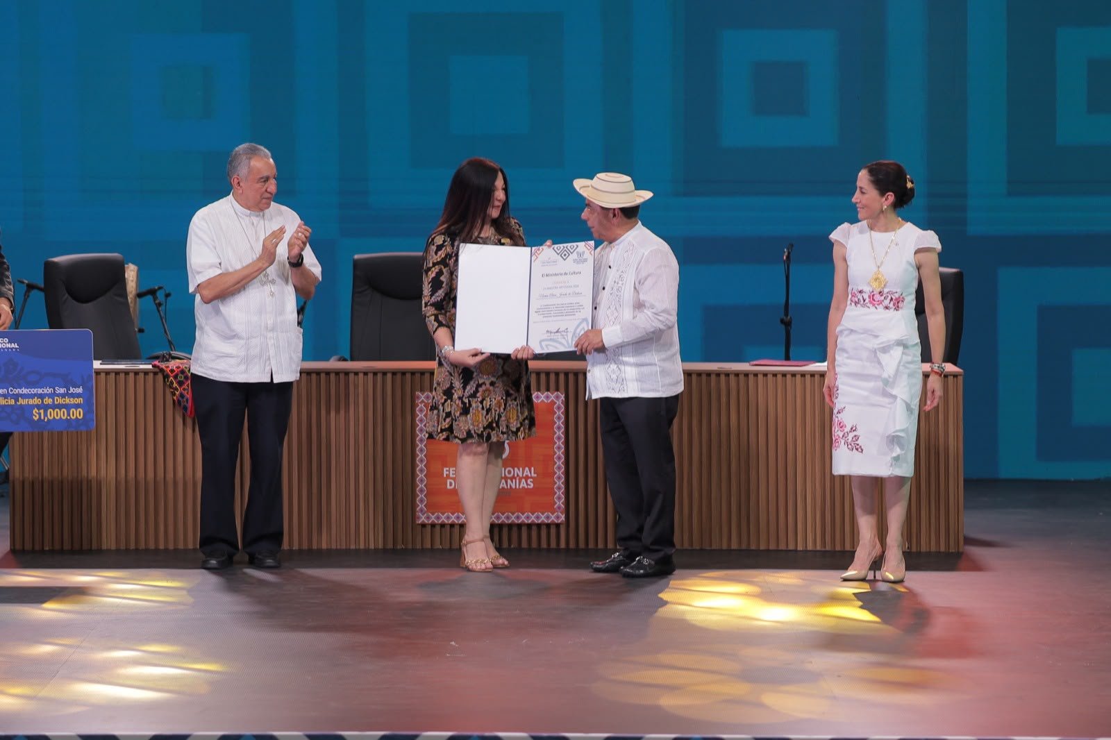 Entrega de la Orden San José a la maestra artesana Norma Alicia Jurado de Dickson