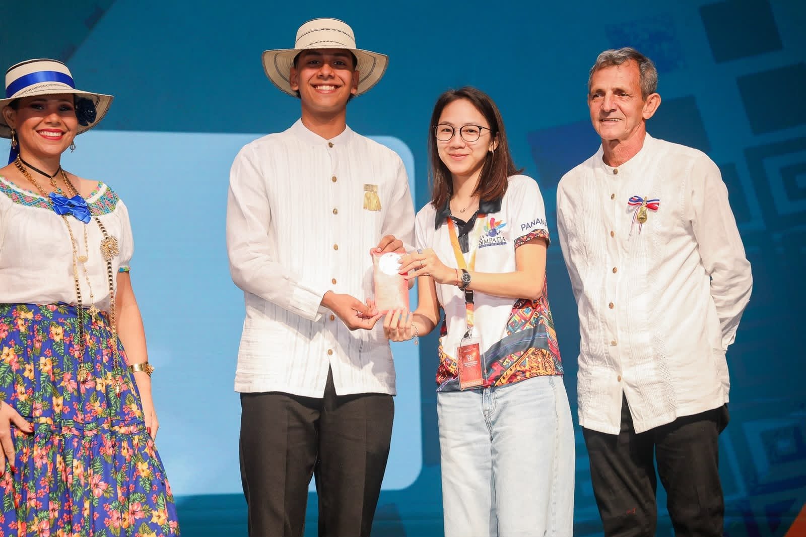Gabriel Villar recibe un reconocimiento en el Certamen de la Camisilla 2026