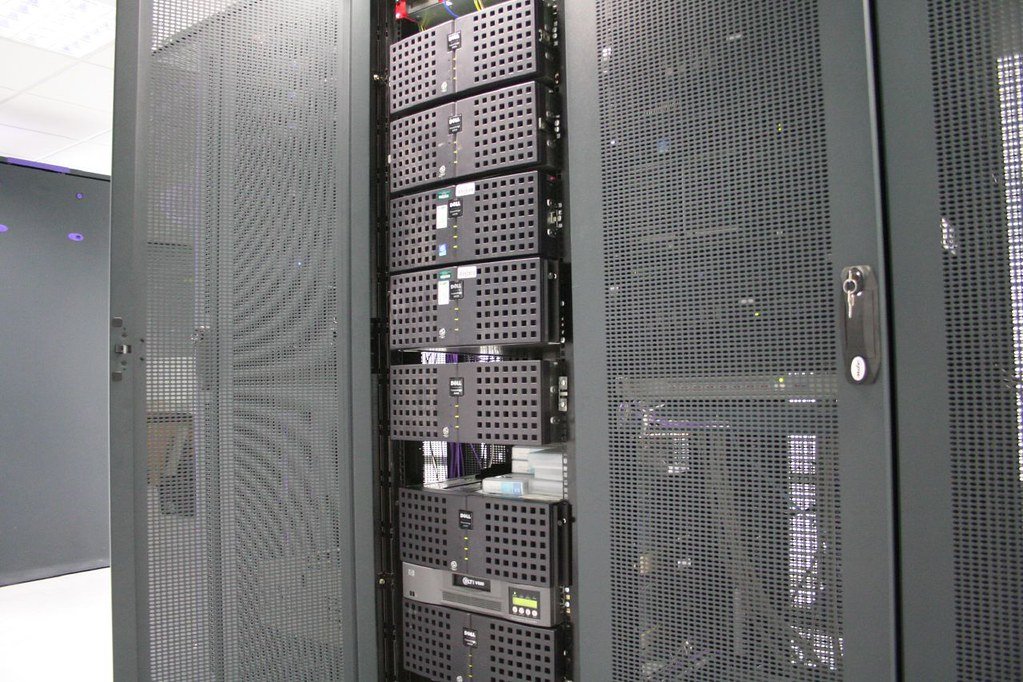 Vista frontal de un rack de servidores en un centro de datos con múltiples unidades de hardware instaladas.