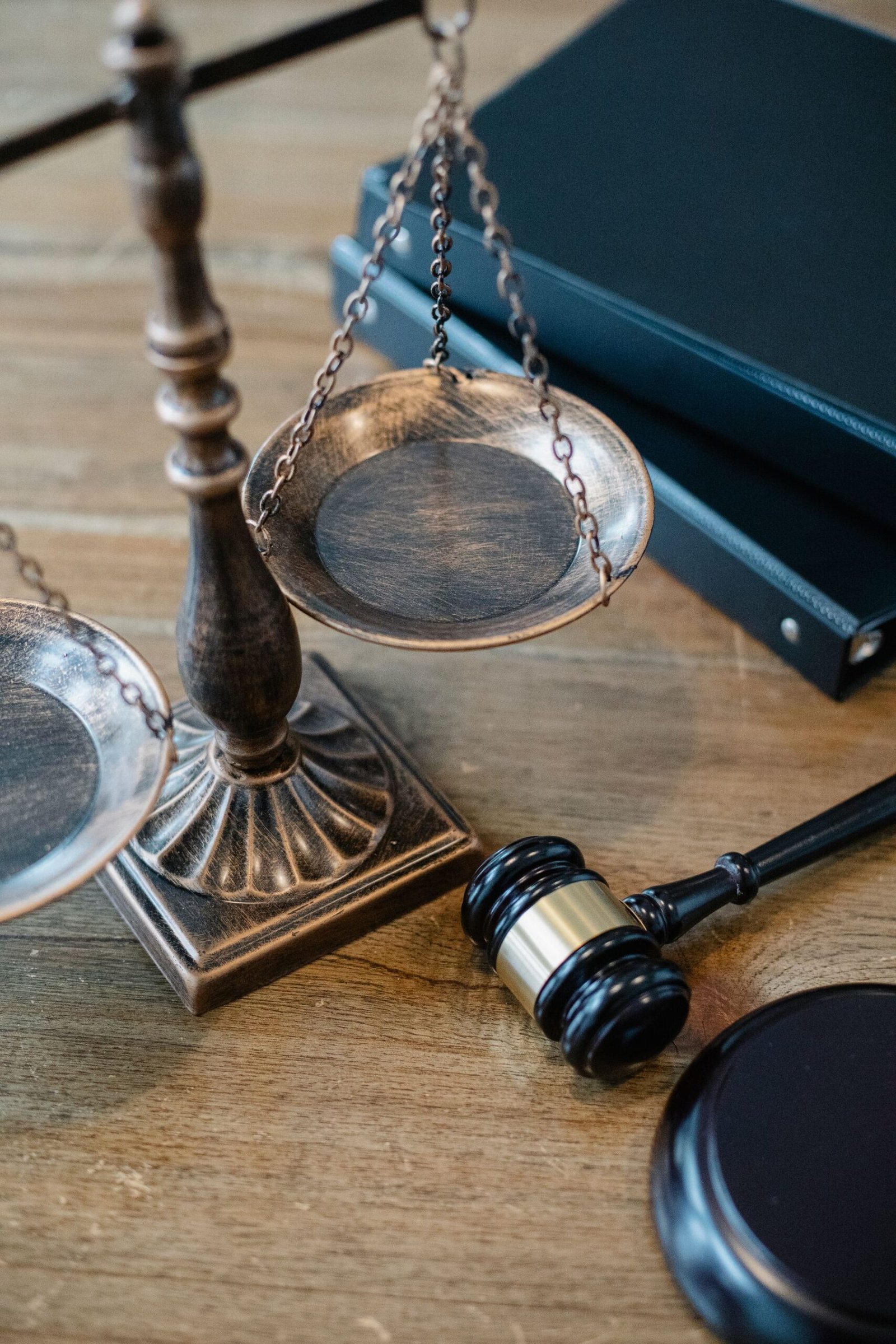 Balanza de la justicia, mazo y libros jurídicos sobre una mesa