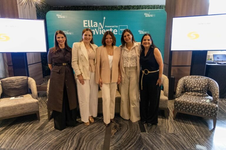 Cinco mujeres posan ante el mural del Ella Invierte Summit 2026